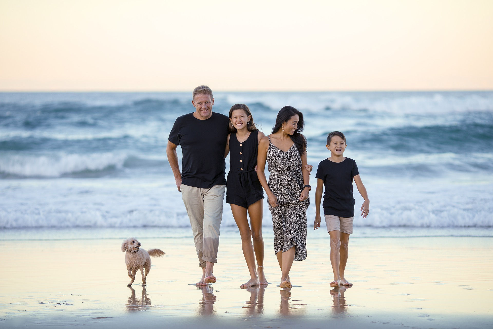 Família reunida na praia